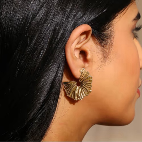 Boohoo Floral Hoops - Picture 1 of 4